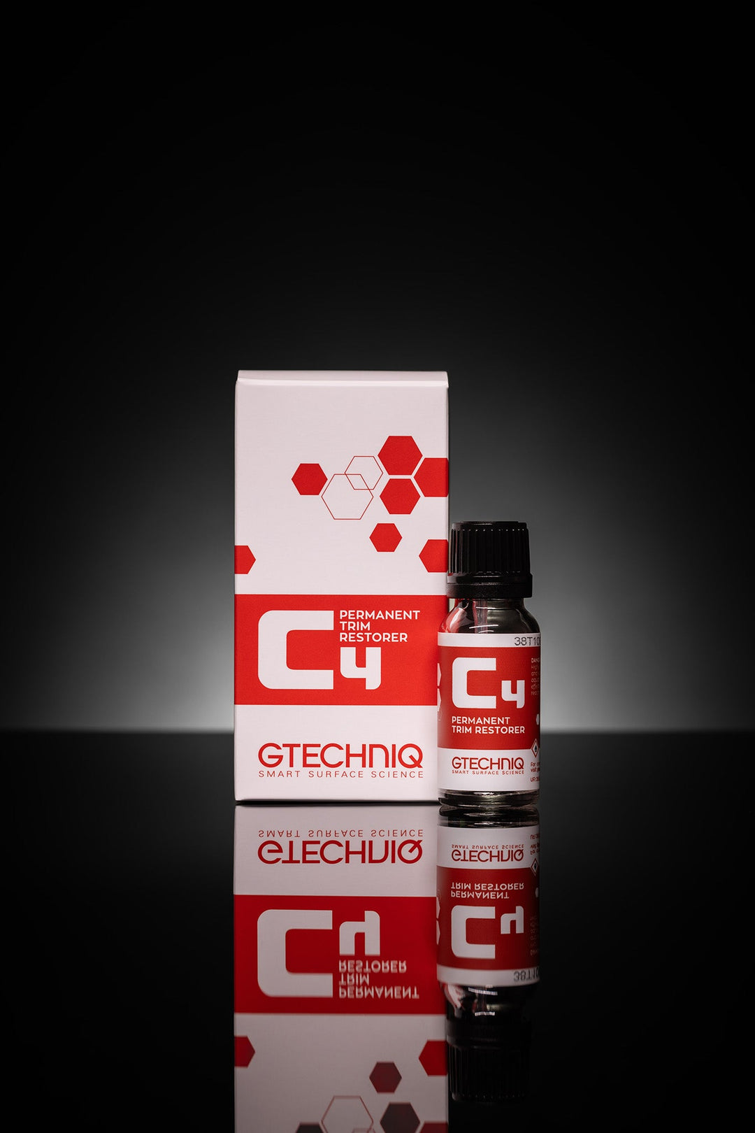 Снимка на GTECHNIQ C4 Permanent Trim Restorer Нано керамично покритие за възстановяване на пластмасови и гумени детайли